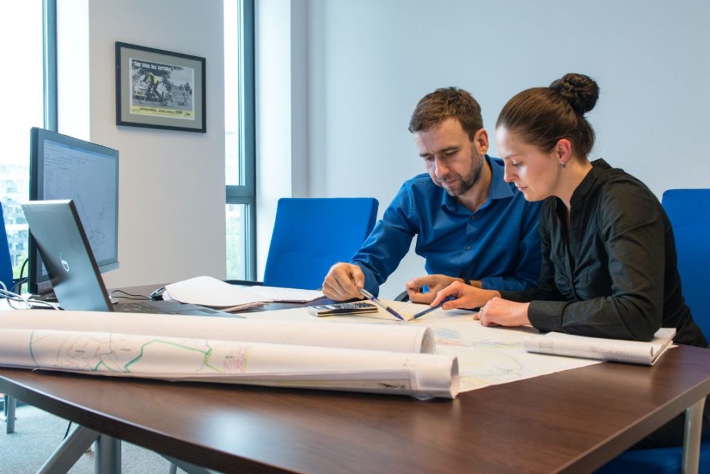 inzynierowie-firmy-saur-w-trakcie-pracy-nad-modelem-sieci