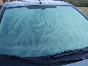 Grzejesz auto na parkingu