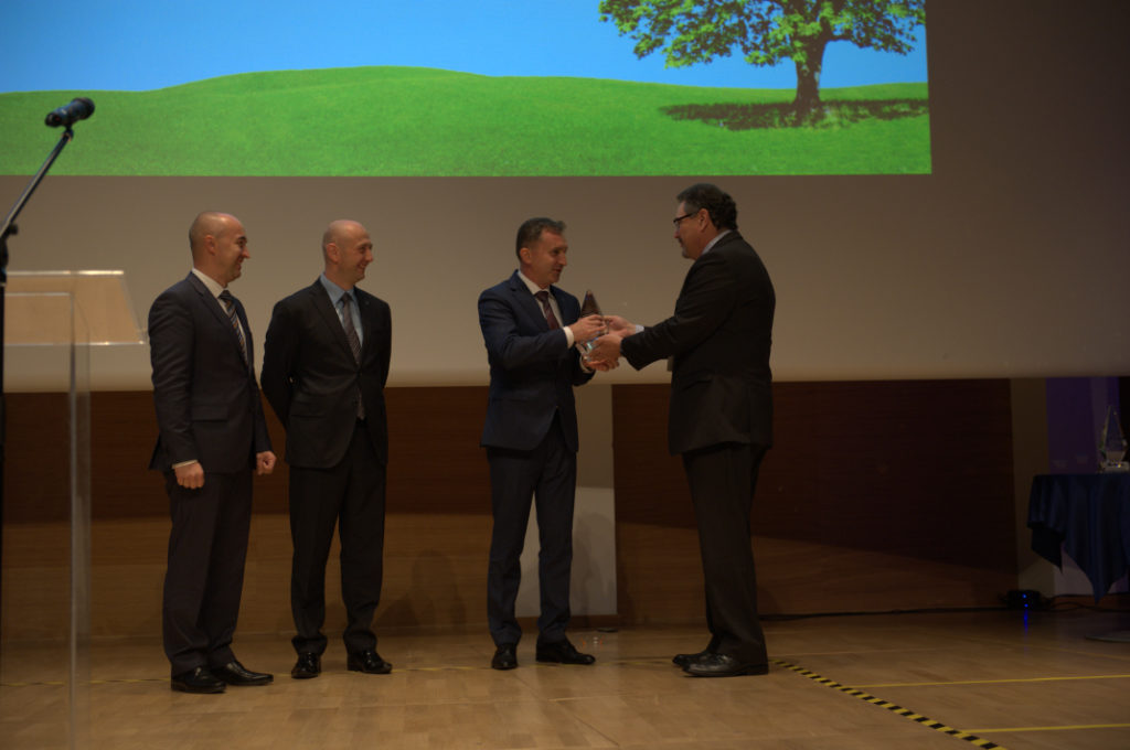 Marek Zabielski, dyrektor BorgWarner Poland odbiera nagrodą CEO Safety Excellence Award wraz z Wojciechem Chciukiem, dyrektorem Dywizji Morse Systems oraz Pawłem Tetelą, dyrektorem BorgWarner Rzeszów. Nagrodę wręcza Daniel Paterra – VP, Enterprise Reliability and Sustainability BorgWarner Inc. 