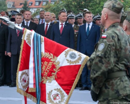 Wojsko Polskie, w tle Prezydent Andrzej Duda i minister obrony narodowej Mariusz Błaszczak