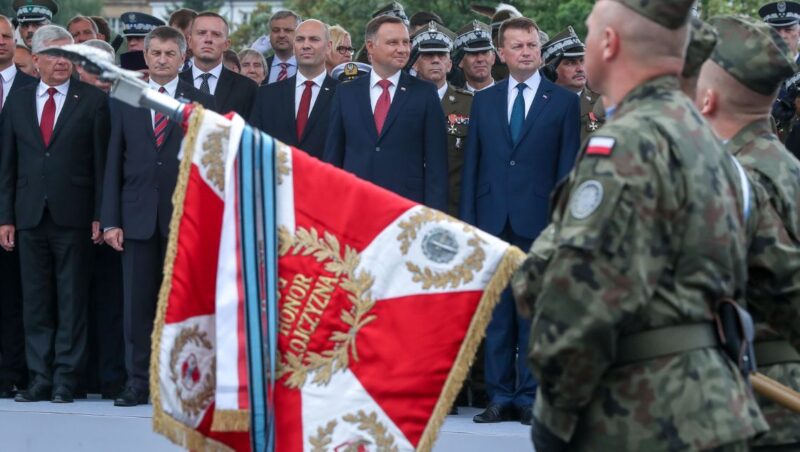 Wojsko Polskie, w tle Prezydent Andrzej Duda i minister obrony narodowej Mariusz Błaszczak