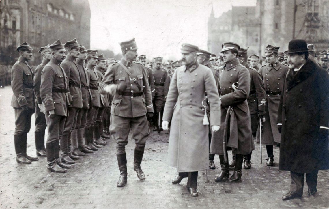 Józef Piłsudski podczas wizyty w Poznaniu 27 października 1919 roku. Z lewej: gen. Józef Dowbor-Muśnicki, z prawej mjr Bolesław Wieniawa-Długoszowski, Władysław Seyda  Fot. Centralne Archiwum Wojskowe