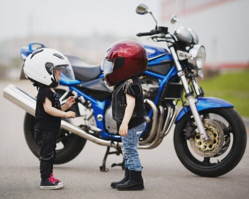 z dzieckiem na motocyklu